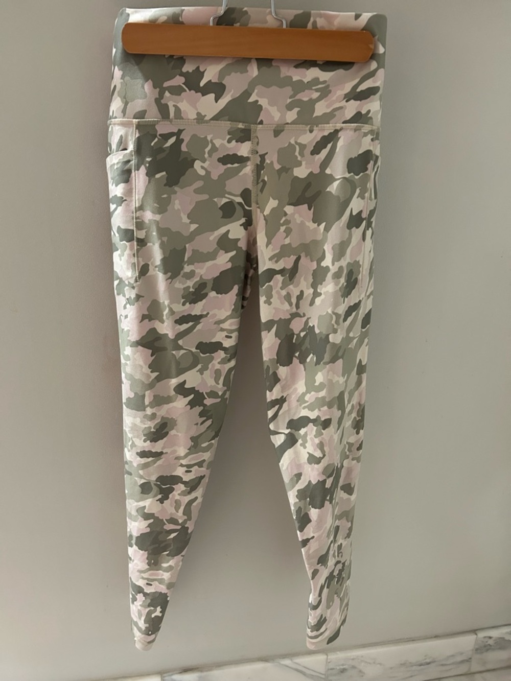 Athleta Ladies Camo Leggings in Olive Green & Light Pink.  With Pockets